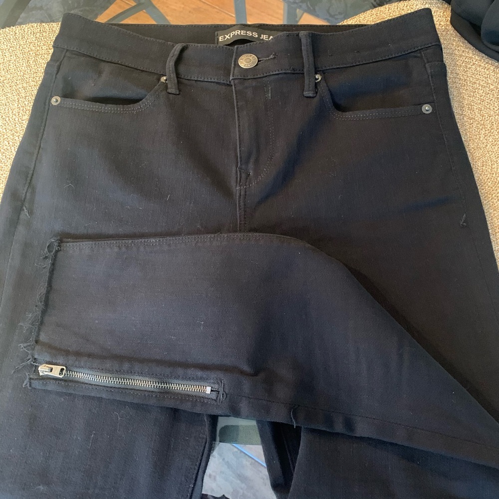 New, black cropped Express jeans, size 8.